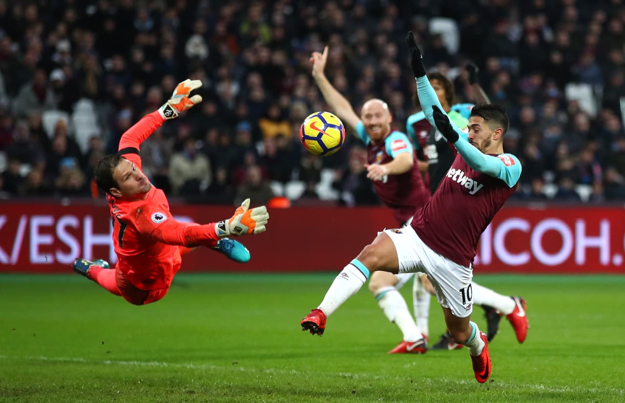 Manuel Lanzini, el argentino, tuvo esta oportunidad de poner el primero pero el portero Begovic se lo evitó.