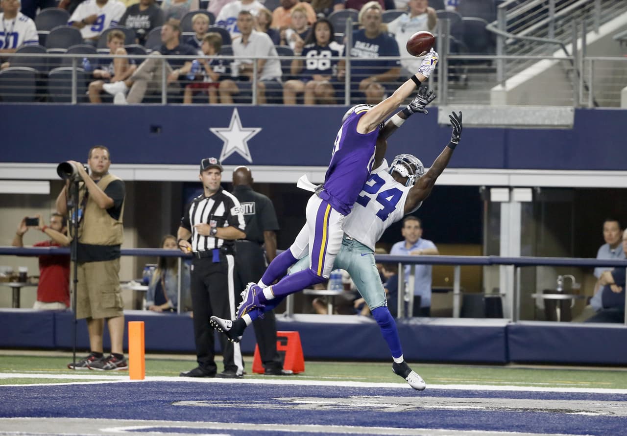Adam Thielen de los Vikings no pudo llevarse este envío en la zona de anotación de los Cowboys.