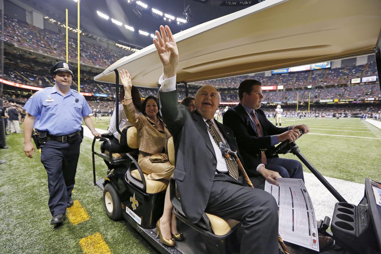 El dueño de los New Orleans Saints, Tom Benson, llegando al Superdome.