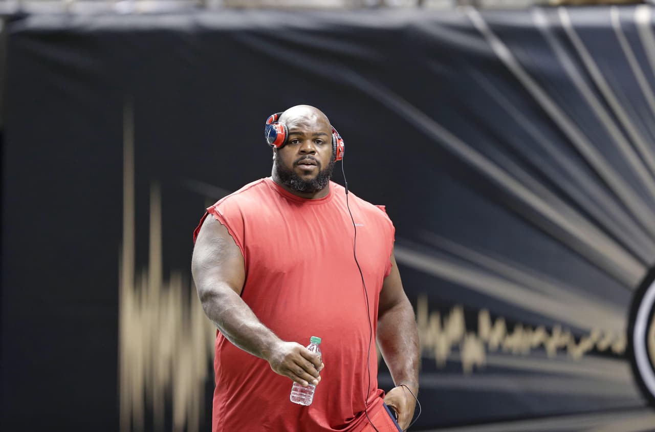 El tackle nariz de los Texans, Vince Wilfork, relajándose antes del partido.