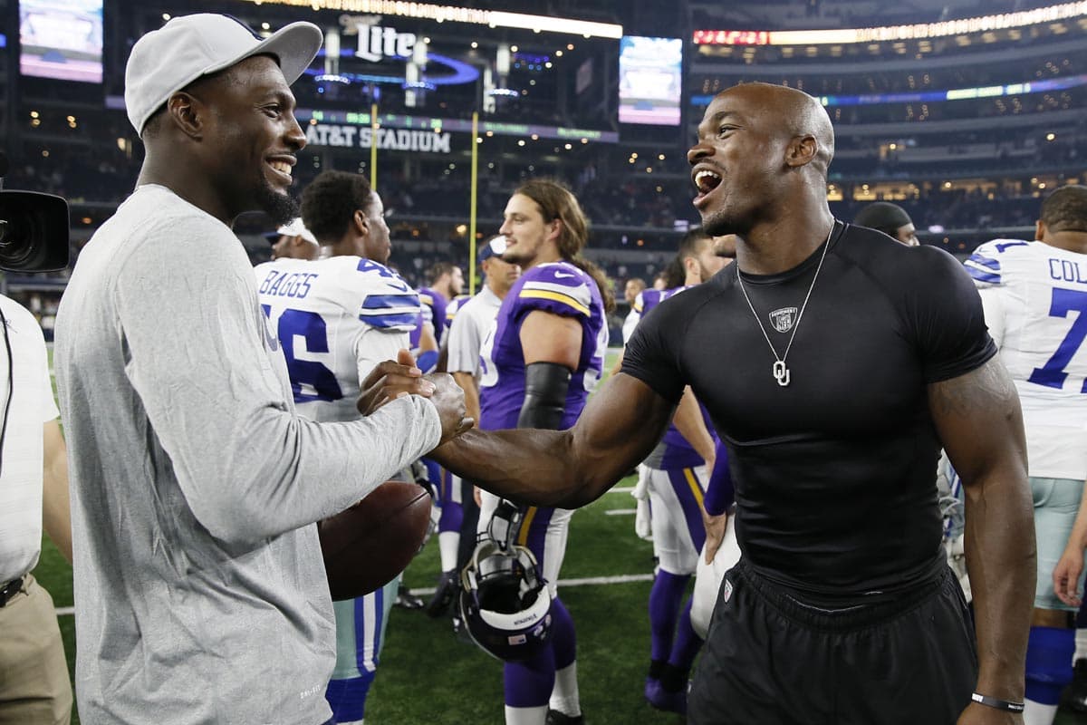 Dos estrellas del emparrillado, Dez Bryant y Adrian Peterson.
