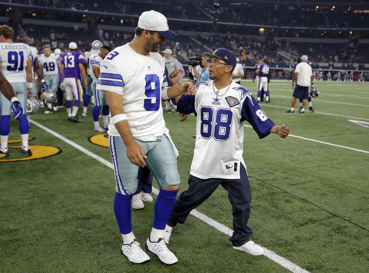 Este fan se emocionó al conocer de cerca al QB de los Cowboys, Tony Romo.