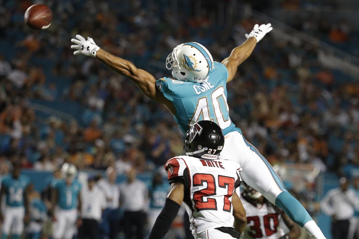 Por más que se estiró el WR Kevin Cone no llegó.