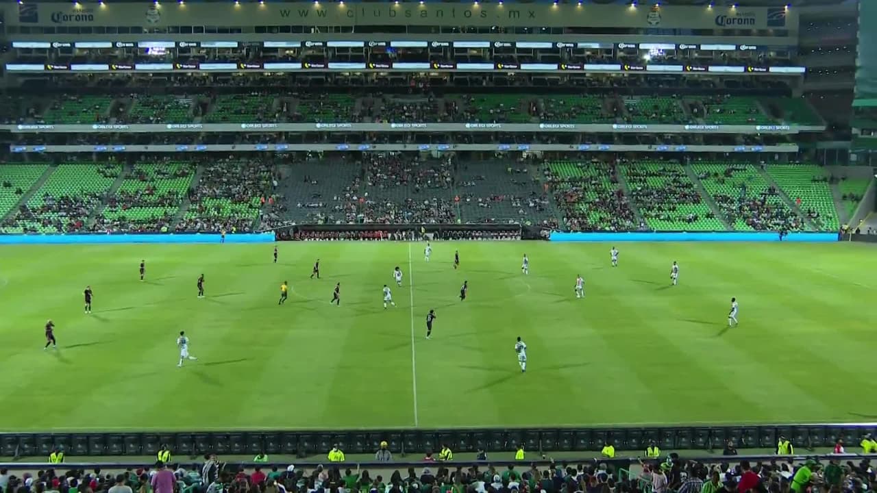 Arranca el partido y la pelota está en juego.