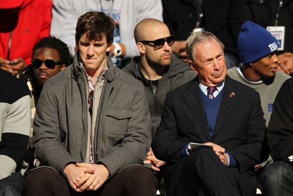 Eli Manning estuvo sentado al lado del alcalde de Nueva York Michael Bloomberg a la hora de los discursos para honrar a los Giants.