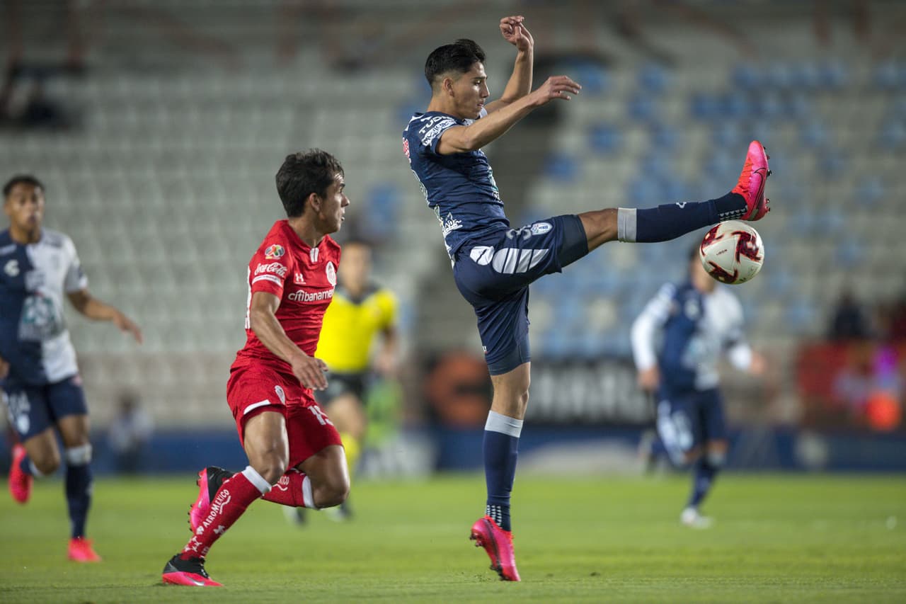 Kevin Álvarez trata de controlar el balón con la presión de Juan Gamboa.