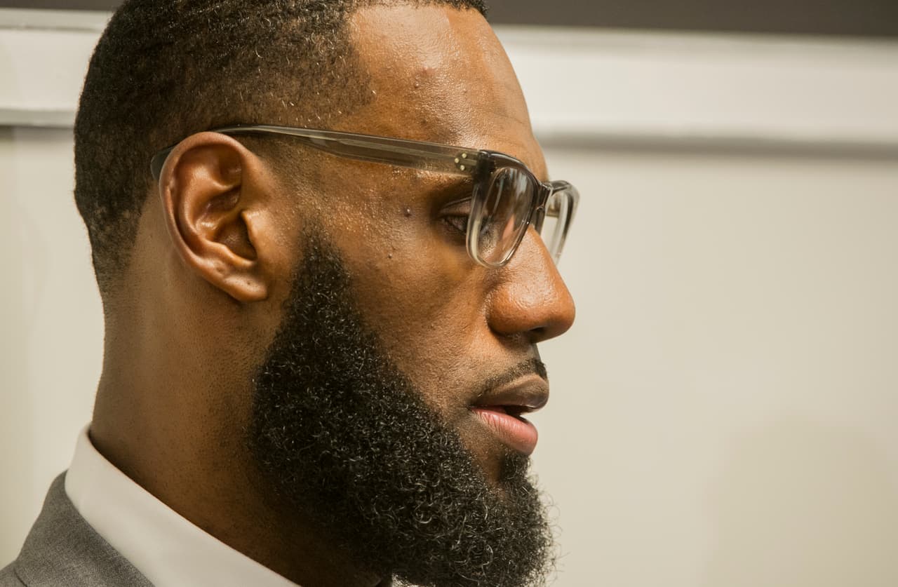 Este 30 de julio la nueva figura de los LA Lakers inauguró en su natal Akron la escuela 'I Promise' (Yo Prometo), la cual atenderá en un principio a 240 alumnos de tercero y cuarto grado.