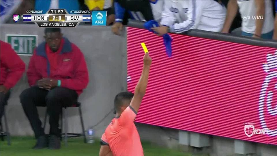 Tarjeta amarilla. El árbitro amonesta a Henry Figueroa de Honduras