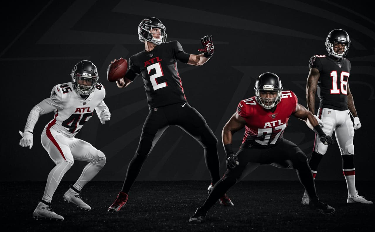 ¡Los Falcons presentan su nueva indumentaria! Con una gran variación en sus uniformes donde se eliminaron líneas en los hombros ahora predominan las tonalidades a un solo color. Así se prepara el equipo de Matt Ryan en la búsqueda de instalarse en otro Super Bowl.