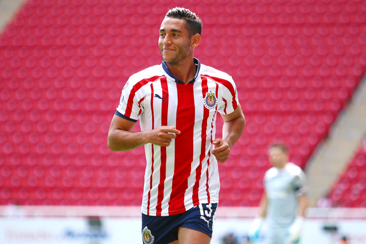 El mediocampista de Chivas Gael Sandoval y de fondo las sillas vacías en el Estadio Akron.