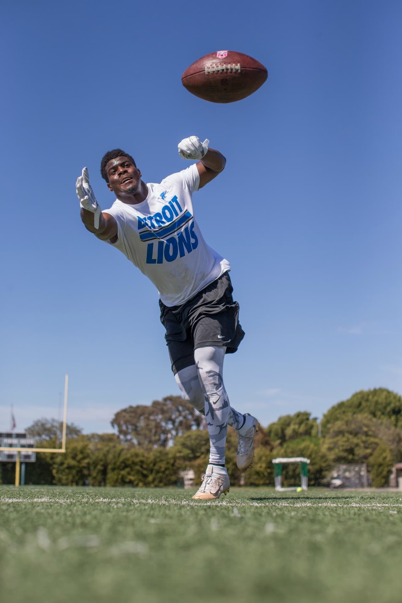 JOHNSON BADEMOSI: El back defensivo de los Detroit Lions entrenando bajo las órdenes de Jeff Johnson en el Jackie Robinson Stadium de Los Angeles.