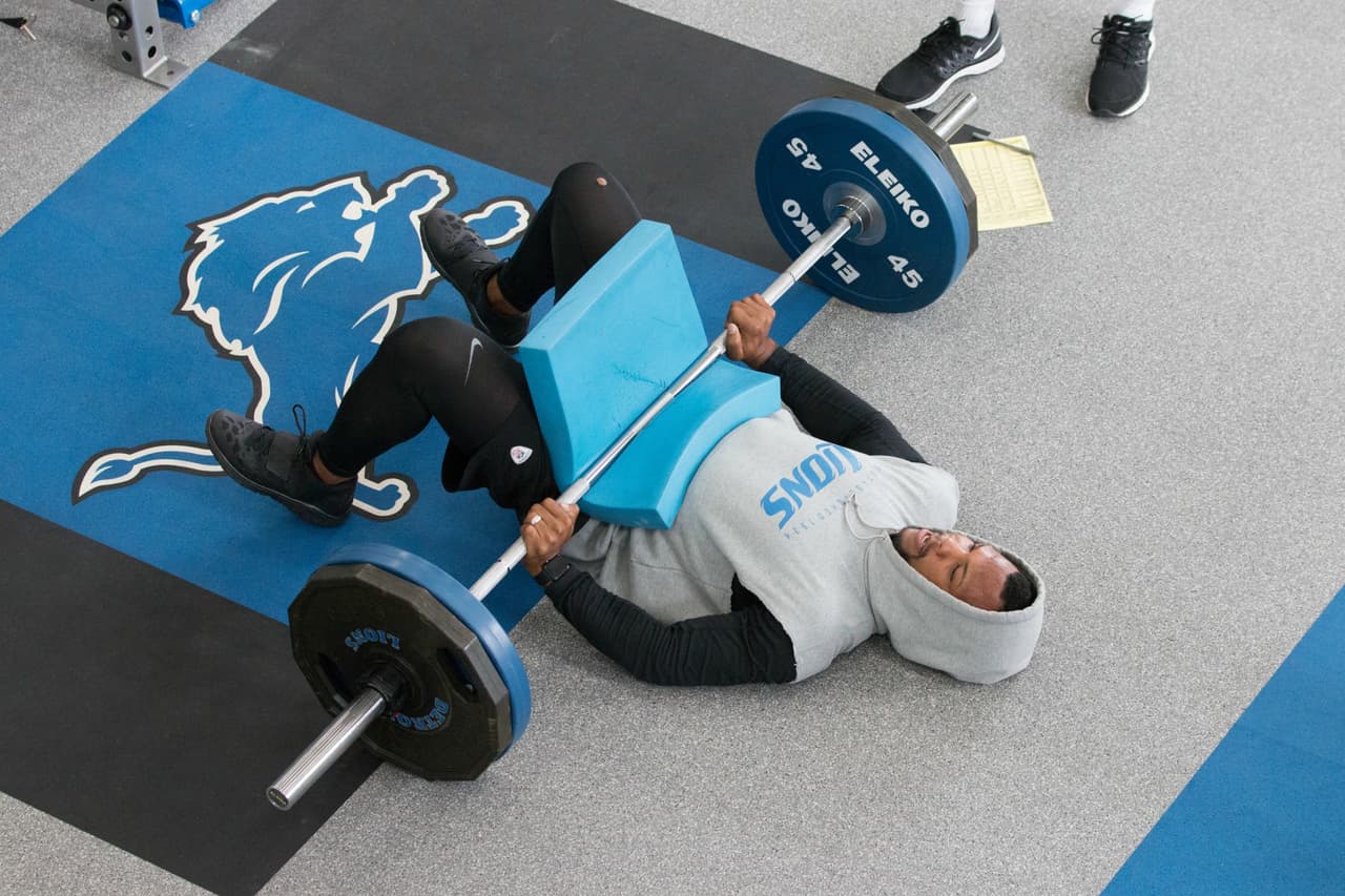 El safety de los Detroit Lions, Glover Quin, en el cuarto de levantamiento de pesas en Allen Park, Michigan.