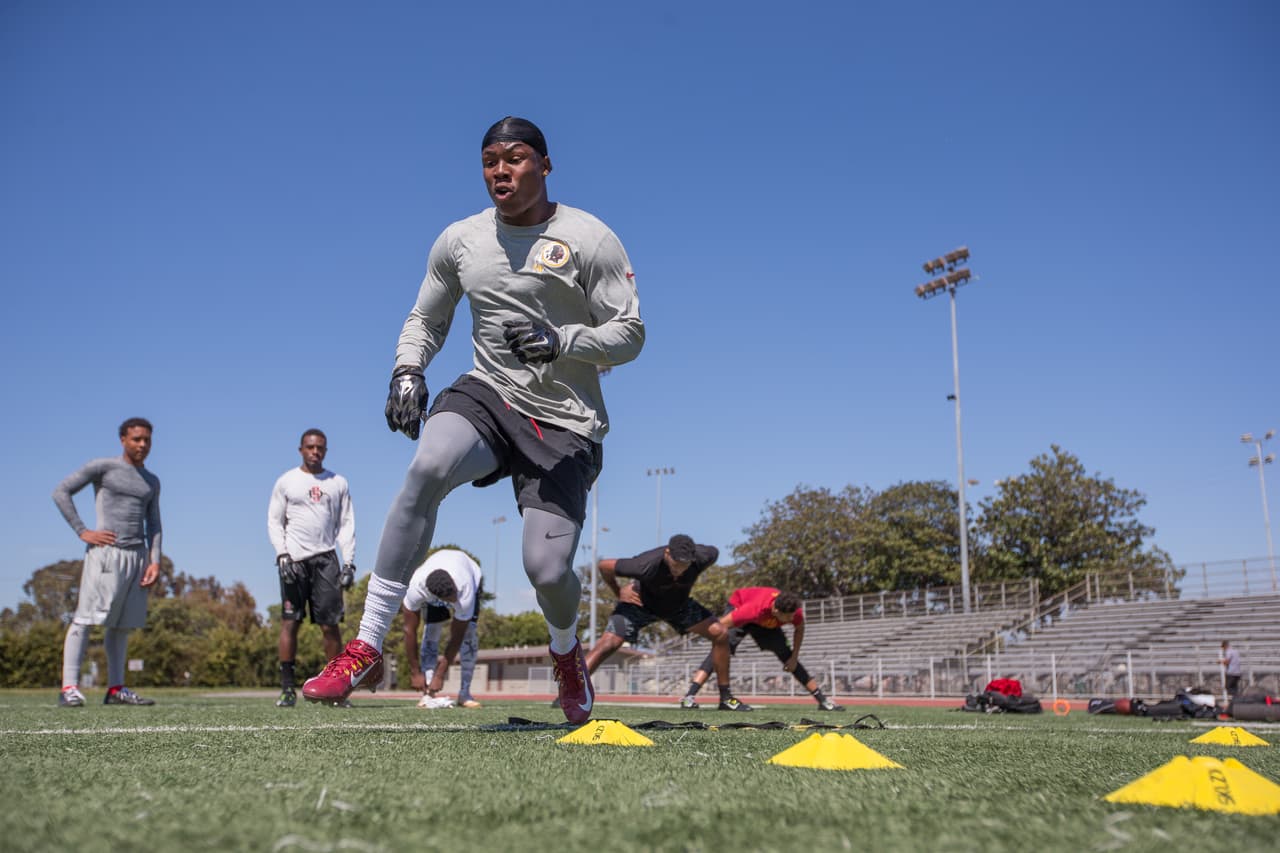 Duke Inehacho de los Washington Redskins en el estadio Jackie Robinson en Los Ángeles.