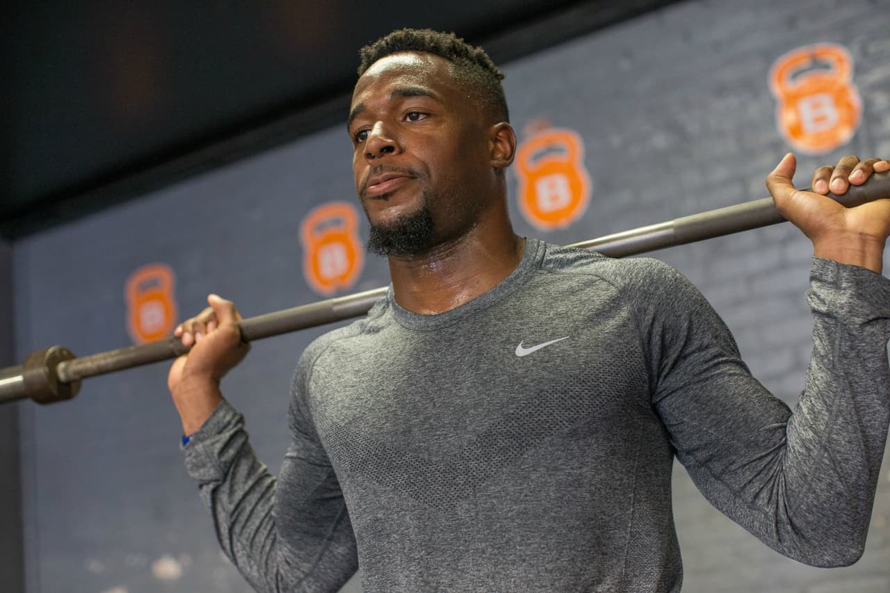 RASHAAD REYNOLDS. El esquinero de los Jacksonville Jaguars trabajando el músculo en Wattles Park, en Los Ángeles.