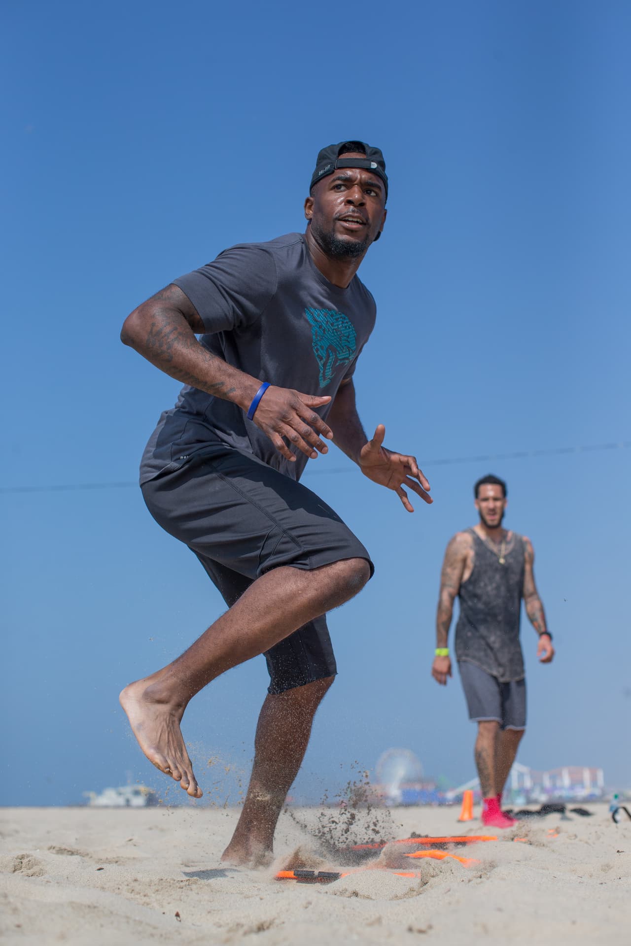 La playa, buen terreno para fortalecer las piernas.