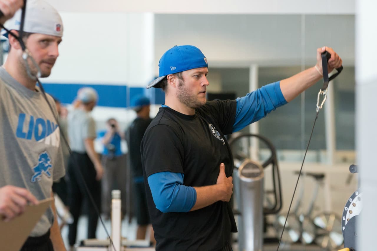 El QB de los Detroit Lions, Matthew Stafford, manteniendo la fortaleza en el brazo.