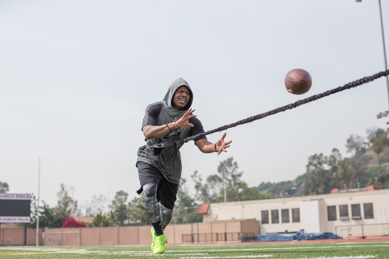 Otro que estuvo en los workouts en Los Ángeles fue TEVIN McDONALD de los Oakland Raiders fuera la escuela High school Cathedral.