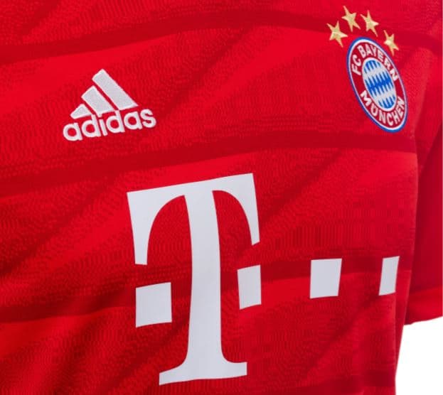 El Bayern Múnich ha hecho el lanzamiento de su nueva playera para la próxima temporada, la cual será estrenada en los últimos duelos del equipo: la Final de la DFB Pokal (ante RB Leipzig) y la jornada 34 de la Bundesliga en la que esperan confirmar su título con un triunfo ante Eintracht Frankfurt. El jersey vuelve a tener unas patrones en el fondo y a ser completamente roja, sin detalles azules oscuros.