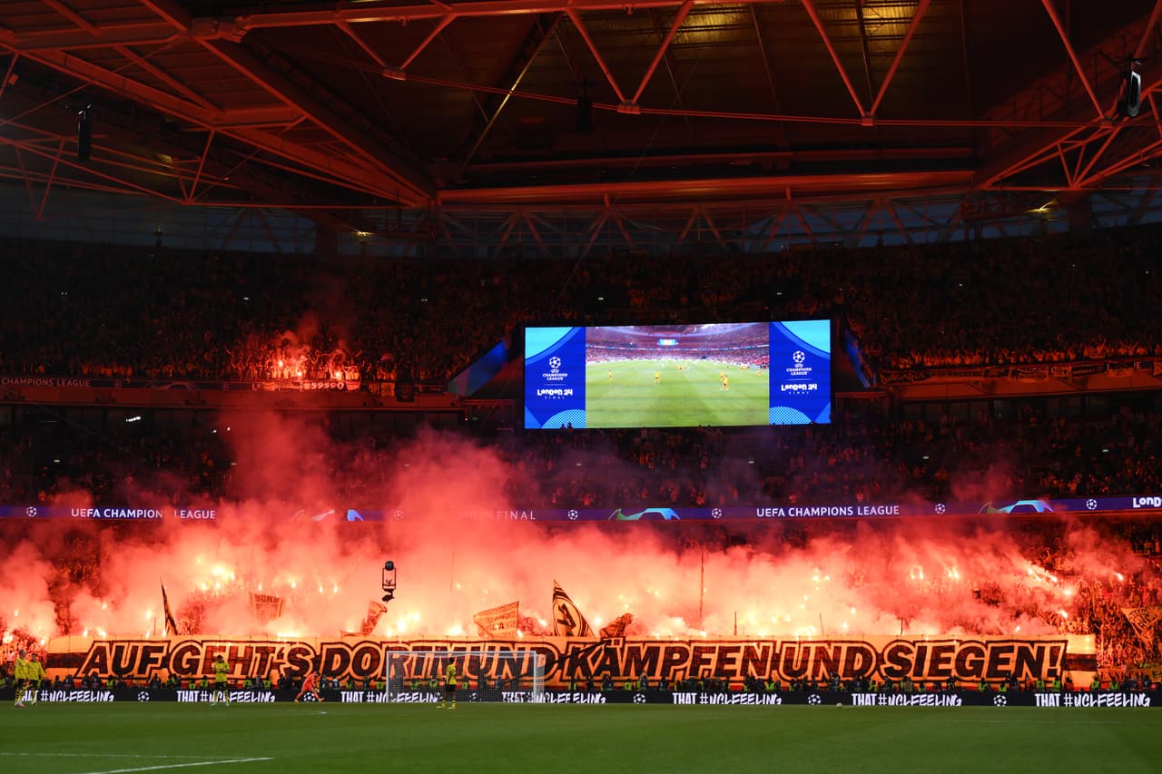 Bengalas del Borussia Dortmund en Wembley.