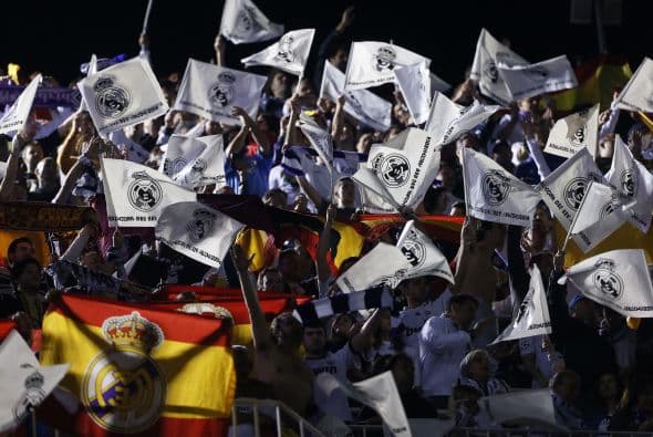 Real Madrid y Barcelona eran acompañados por sus aficiones en busca de un nuevo trofeo en disputa por estos equipos.