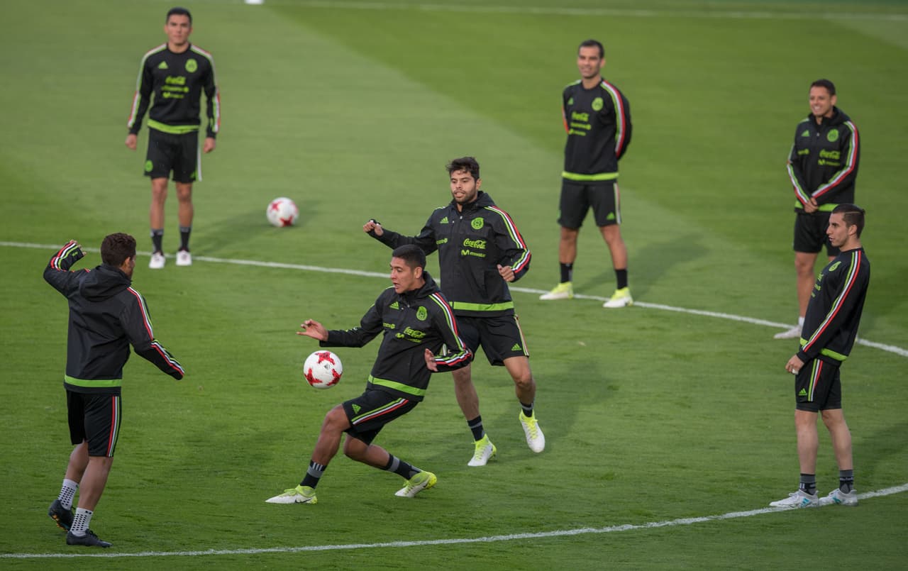 Los jugadores se ejercitaron y al tiempo entraron en calor para la parte final de la sesión.