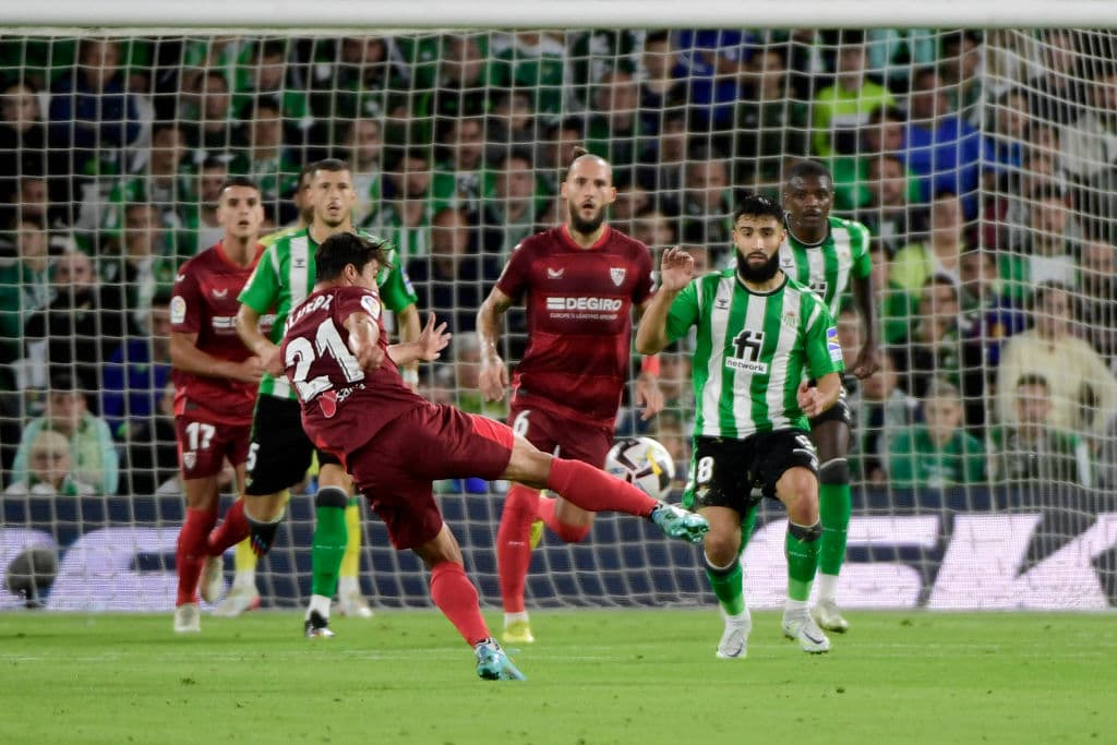 El Sevilla no pudo conseguir la victoria en el derbi ante el Betis disputado en el estadio Benito Villamarín, que acabó con empate a uno y con tres expulsiones, dos en la primera parte, una para cada equipo, y otra local en los inicios de la segunda.