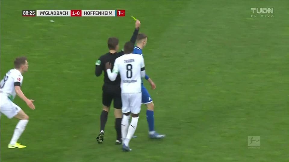 Tarjeta amarilla. El árbitro amonesta a Maximilian Beier de TSG 1899 Hoffenheim