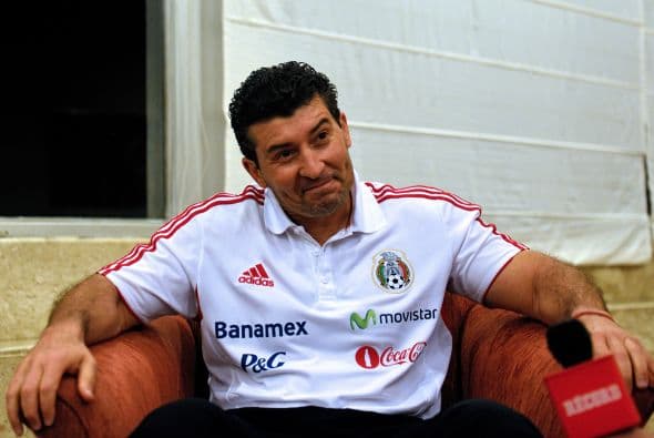 Sin embargo la oportunidad de dirigir en la primera división se la dio el Guadalajara en el 2006 tras el cese del holandés Hans Westerhof.