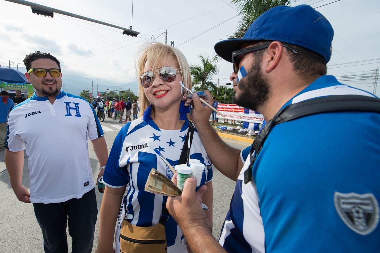 La afición hondureña hizo su parte llenando el Olímpico Metropolitano con banderas, disfraces, trajes típicos y mucha pasión para apoyar a su selección en contra de México.