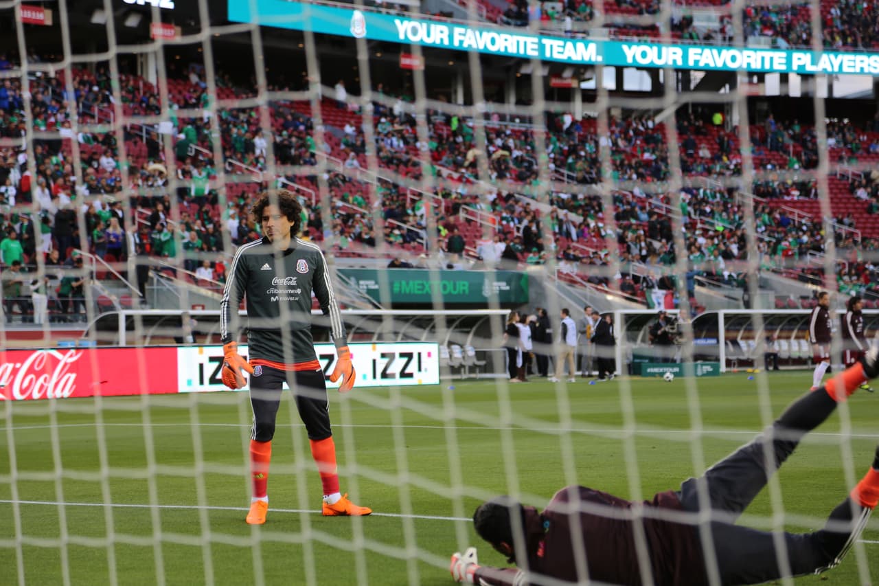 Seguimiento gráfico de los trabajos en cancha de los jugadores, las características del escenario y hasta la alegría de los asistentes en el Levi's Stadium en el partido de México contra Islandia.