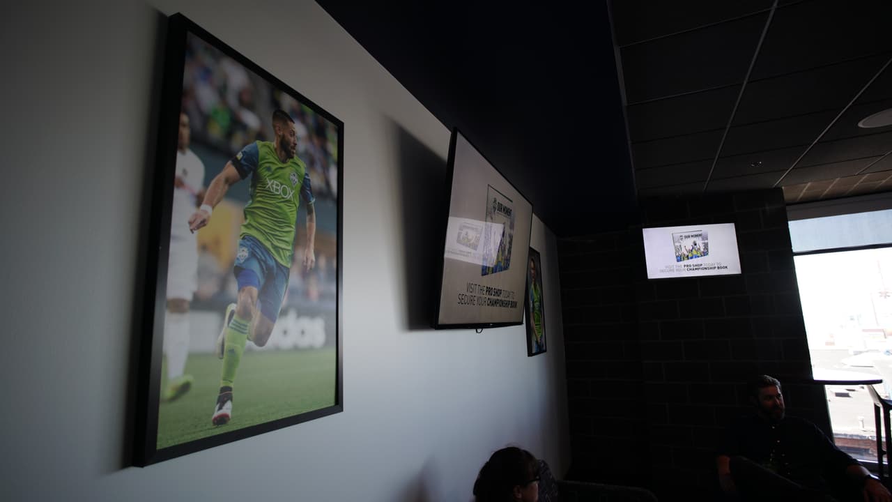 Dempsey en todos lados. Esta vez, en uno de los comedores del estadio.