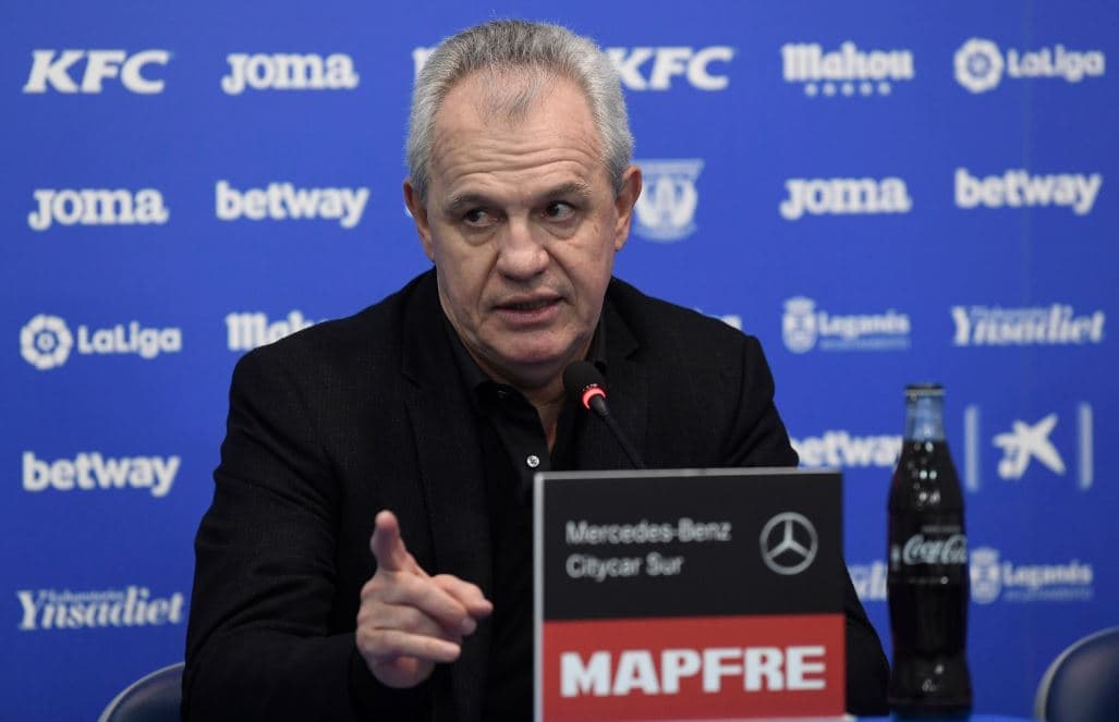 Javier Aguirre se culpa de la derrota ante el Barcelona