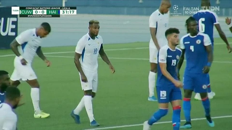 Tiro desviado de Leandro Bacuna