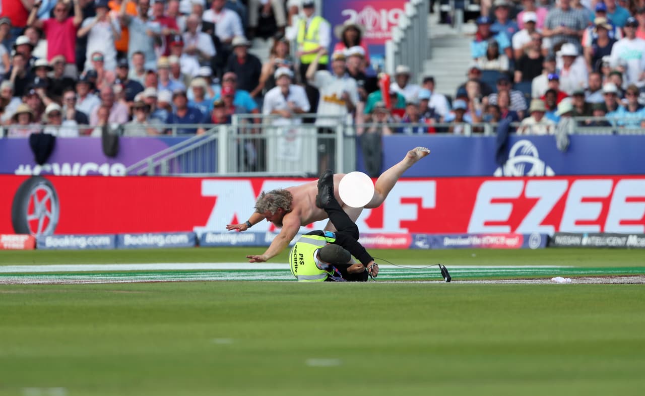 Durante el último partido de Inglaterra en la fase de grupos del Mundial de cricket, ante Nueva Zelanda, uno de los aficionados presentes en el Riverside Ground en Chester-le-Street saltó al campo desnudo para llamar la atención de todos hasta que la seguridad lo derribó y sacó.