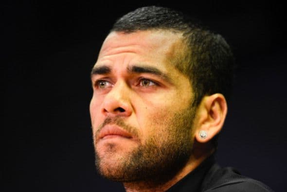 La vida privada de Alves también ha sido cuestionada, pues hay quienes aseguran que su bajo rendimiento es por la displicencia fuera de la cancha. Ante eso respondió el brasileño: "Que me critiquen por lo que hago dentro del campo, no fuera. Si a alguien no le gusta que suba un video bailando que no me siga".