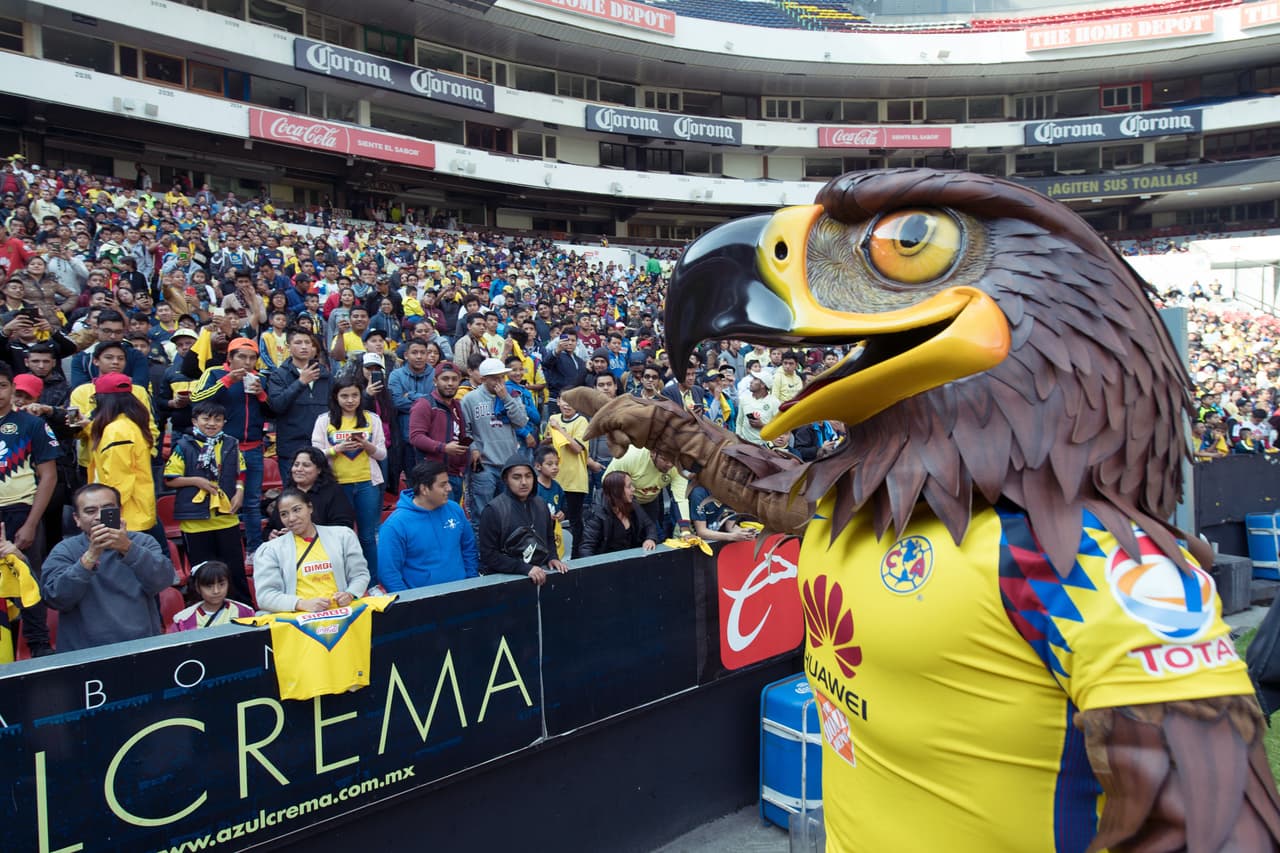 Las Águilas, tanto el equipo varonil y femenil, convivieron con los aficionados y se tomaron la foto oficial con ellos en el Estadio Azteca.