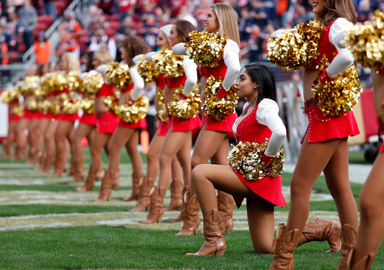 Una de las cheerleaders de los San Francisco 49ers también protesta en contra de la violencia racial ejercidad por la policía.