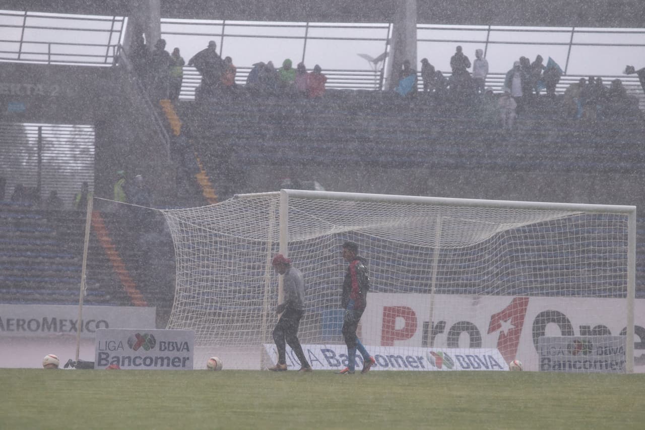 El drenaje del césped fue sobrepasado por la precipitación.