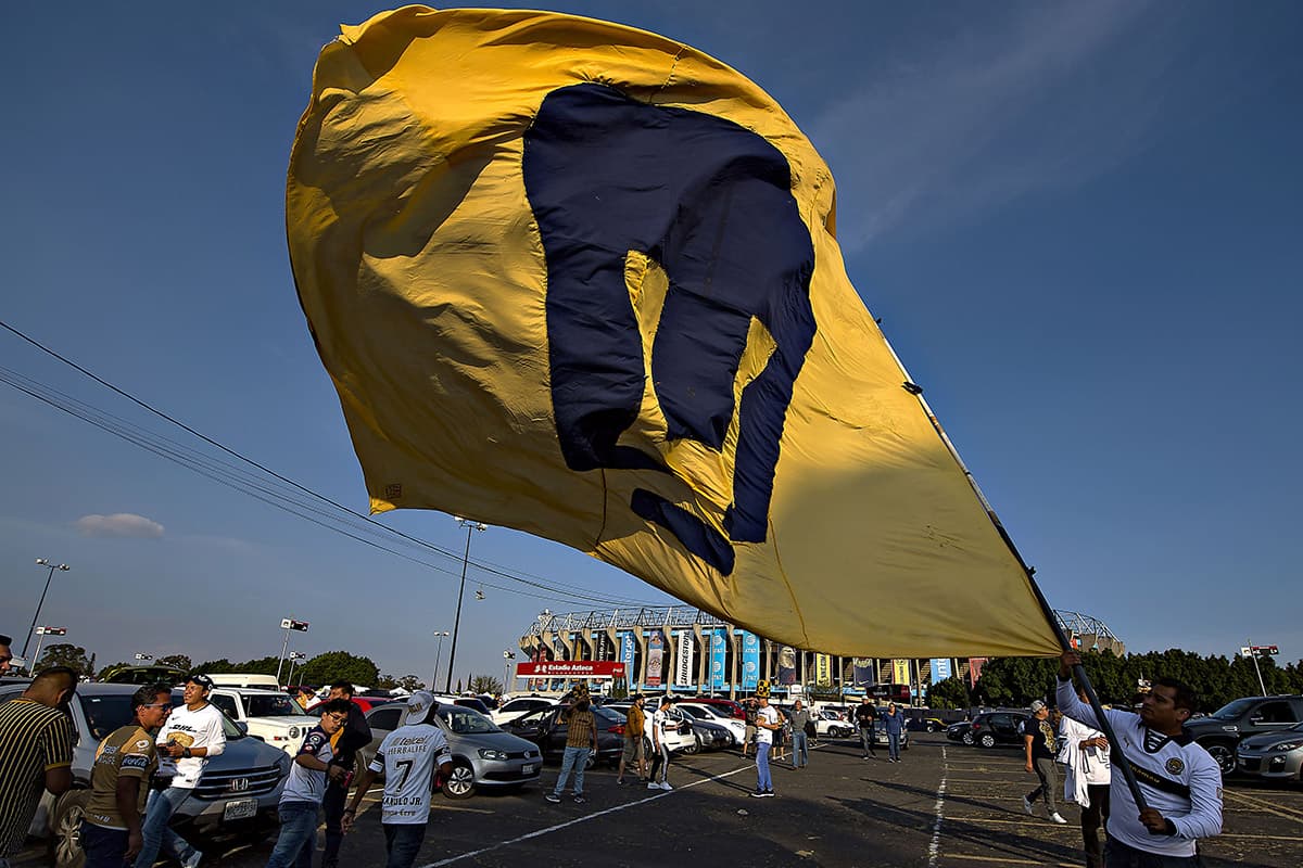En las afueras del Estadio Azteca los fanáticos vivieron la antesala de la Semifinal entre América y Pumas.
