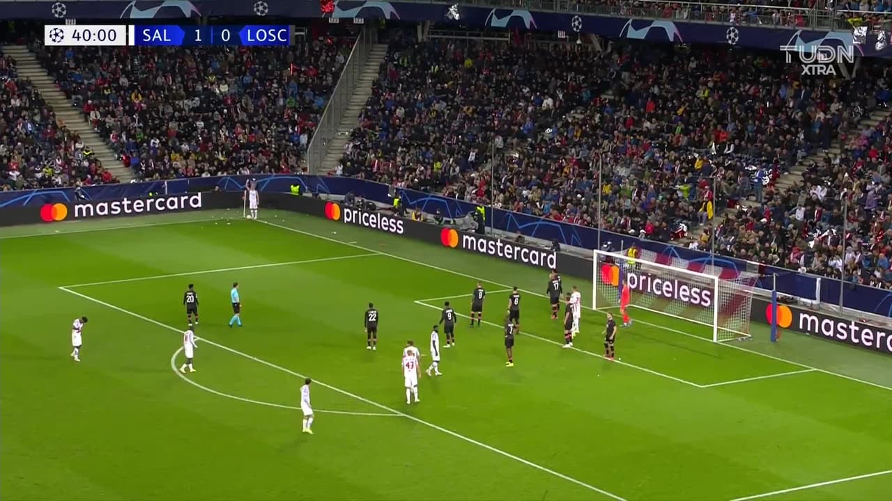 ¡CERCA! Rasmus Kristensen disparó que se estrella en el poste.