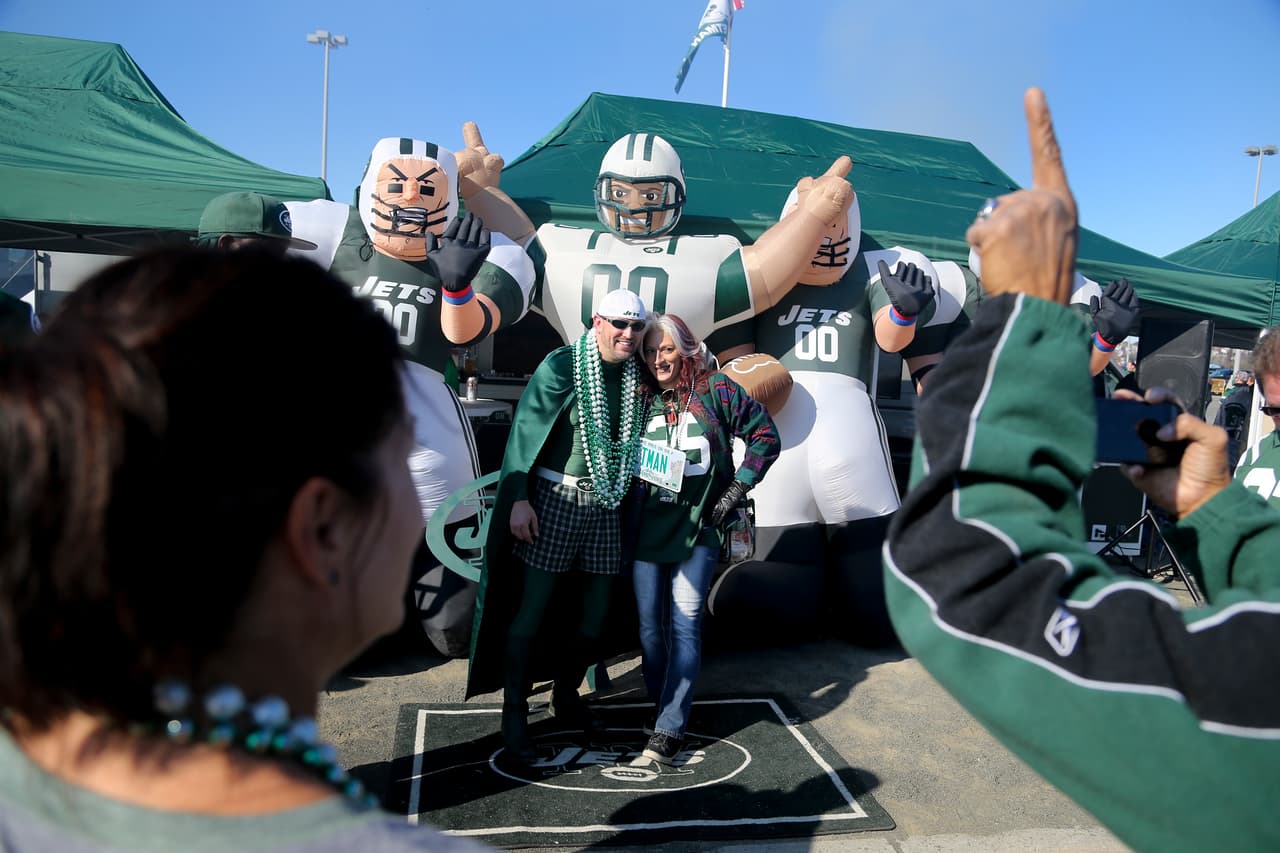 El ambiente inicia desde los estacionamientos de los estadios.