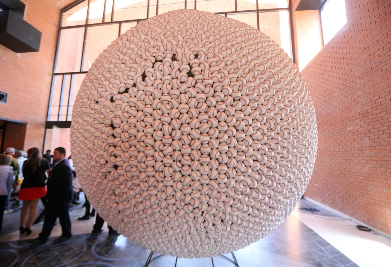 El presidente de México, And´rés Felipe López Obrador, fue uno de los presentes como fanático en la reinauguración del Salón de la Fama del Béisbol Mexicano, que revive grandes del momento de ese deporte a nivel local.