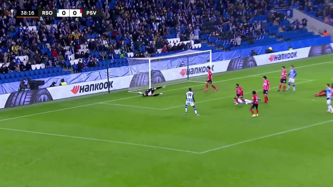 ¡TIRO ATAJADO! disparo por Aritz Elustondo.