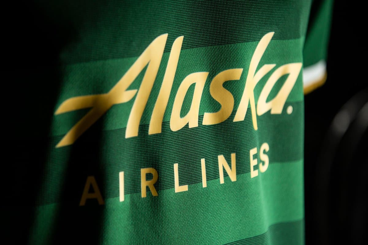 El dorado y el blanco son otros tonos que aparecen en los detalles de la nueva camisa. (Portland Timbers)