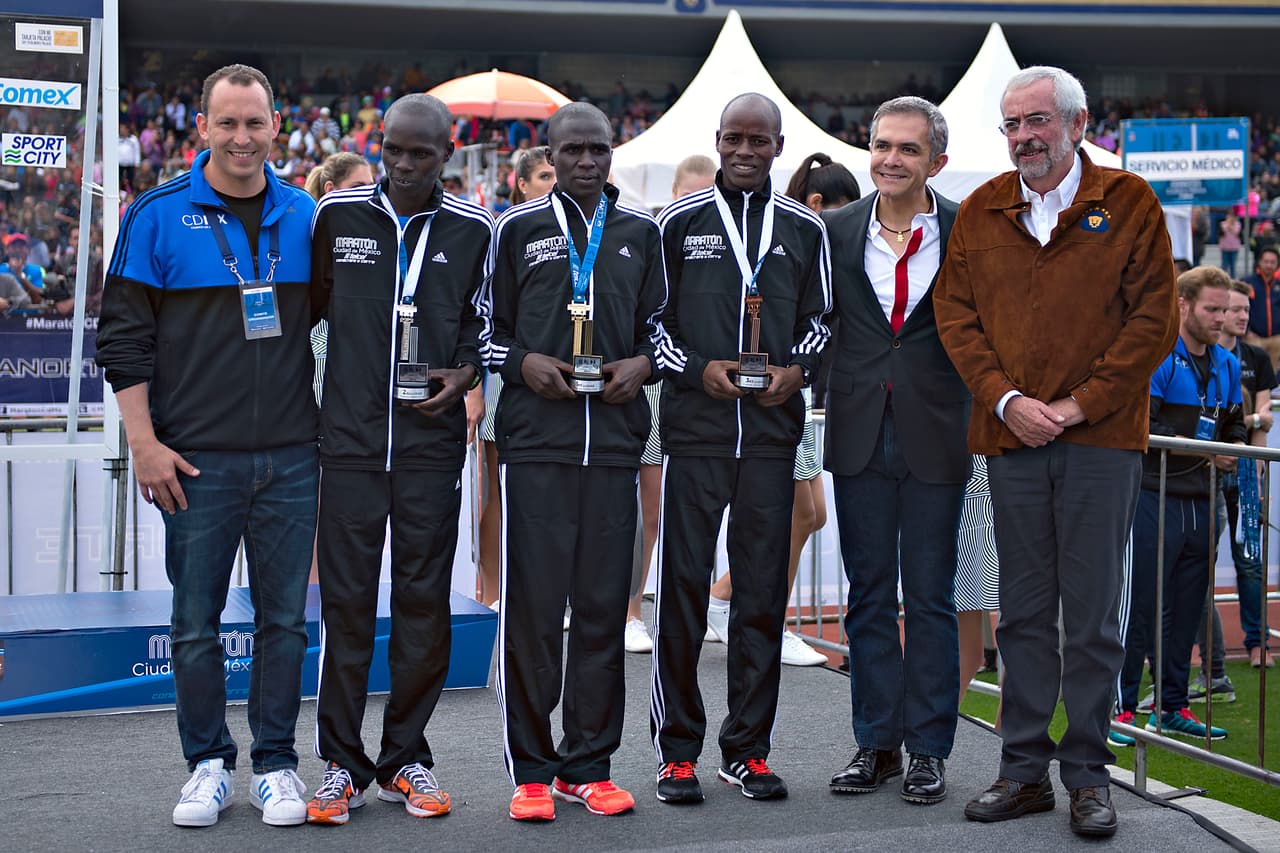 El keniano Emmanuel Mnangat se llevó la Maratón de la Ciudad de México 