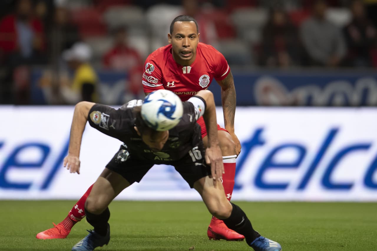 Celso Ortiz se anticipa a la jugada y evita que el balón llegue al delantero de Toluca Felipe Pardo.
