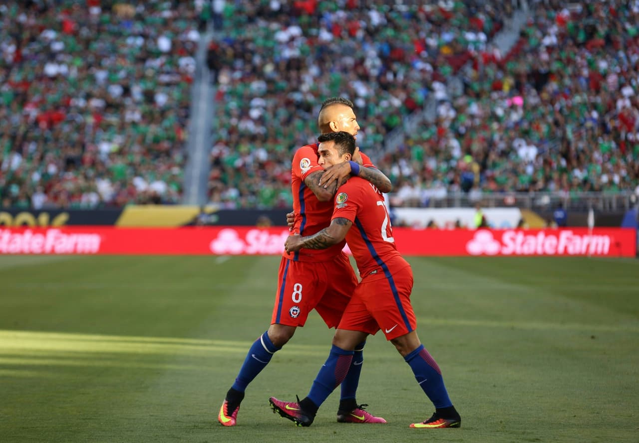 Edson Puch abrió el camino del 7-0 al minuto 16 al aprovechar un rebote que dejó 'Memo' Ochoa en el área tras remate de Marcelo Díaz.