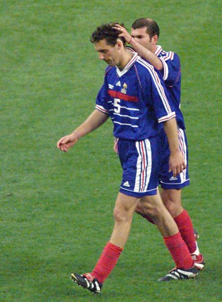 En un tiro de esquina, Blanc empujó a Bilic y este fingió un golpe en el rostro tirándose al suelo. El cinco francés fue expulsado y se perdió la final contra Brasil.