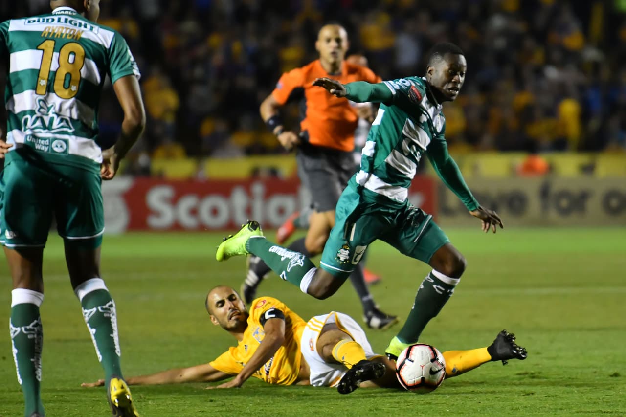 Y cuando parecía que Tigres bajaba las revoluciones paseando el esférico y manejando el partido, y Santos buscaba aprovechar, la defensa felina endurecía la pierna.