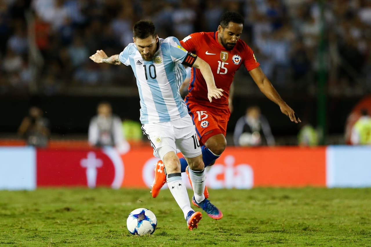 Messi logró mantener el equilibrio ante la presión de Beausejour, pero el chileno seguía pegándosele.